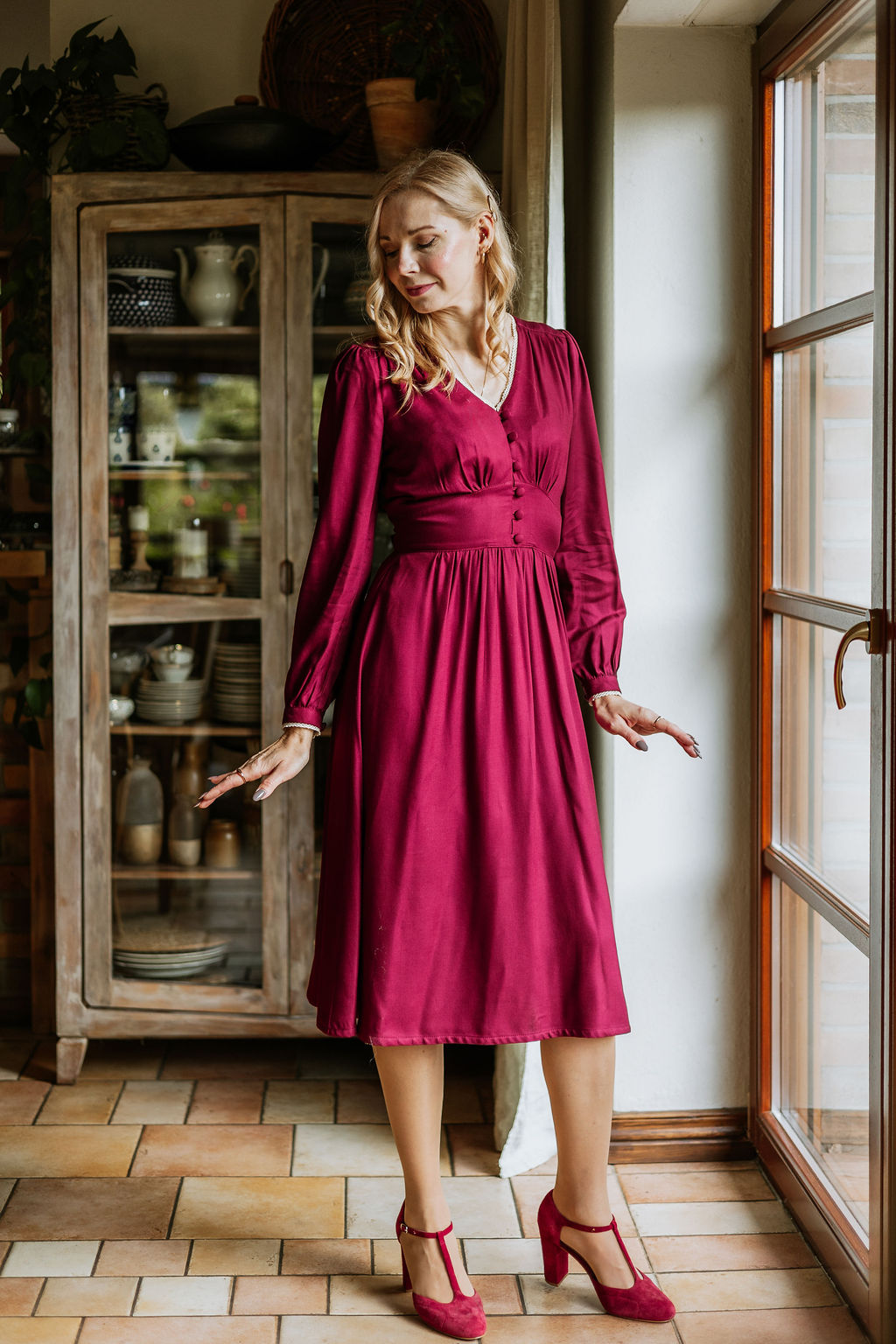 Scarlett sukienka wiskozową z koronką w stylu retro talia polska pracownia lnianych sukienek