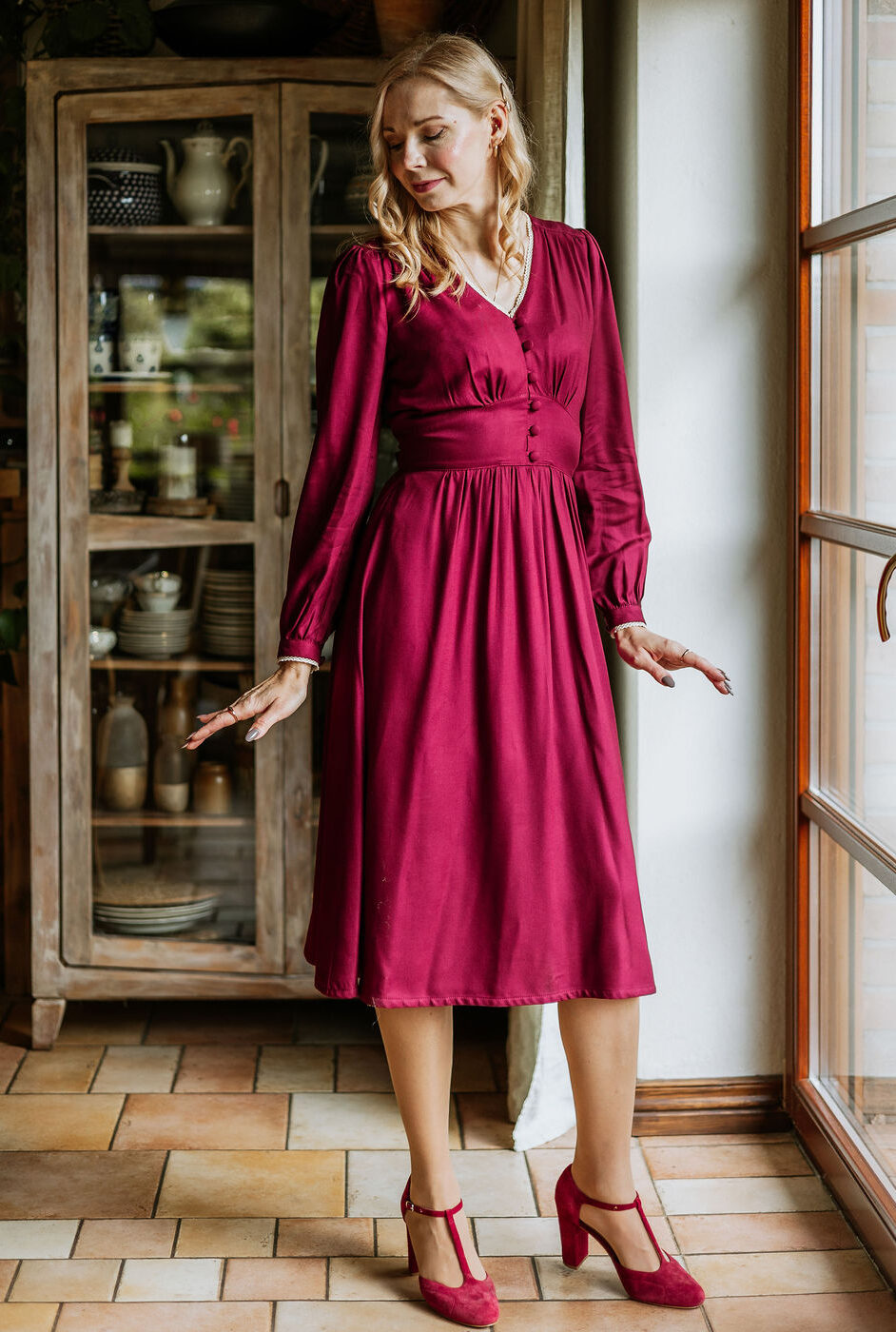 Scarlett sukienka wiskozową z koronką w stylu retro talia polska pracownia lnianych sukienek
