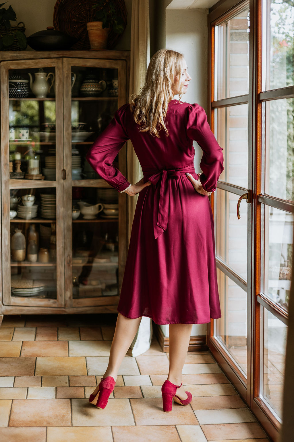 Scarlett sukienka wiskozową z koronką w stylu retro talia polska pracownia lnianych sukienek