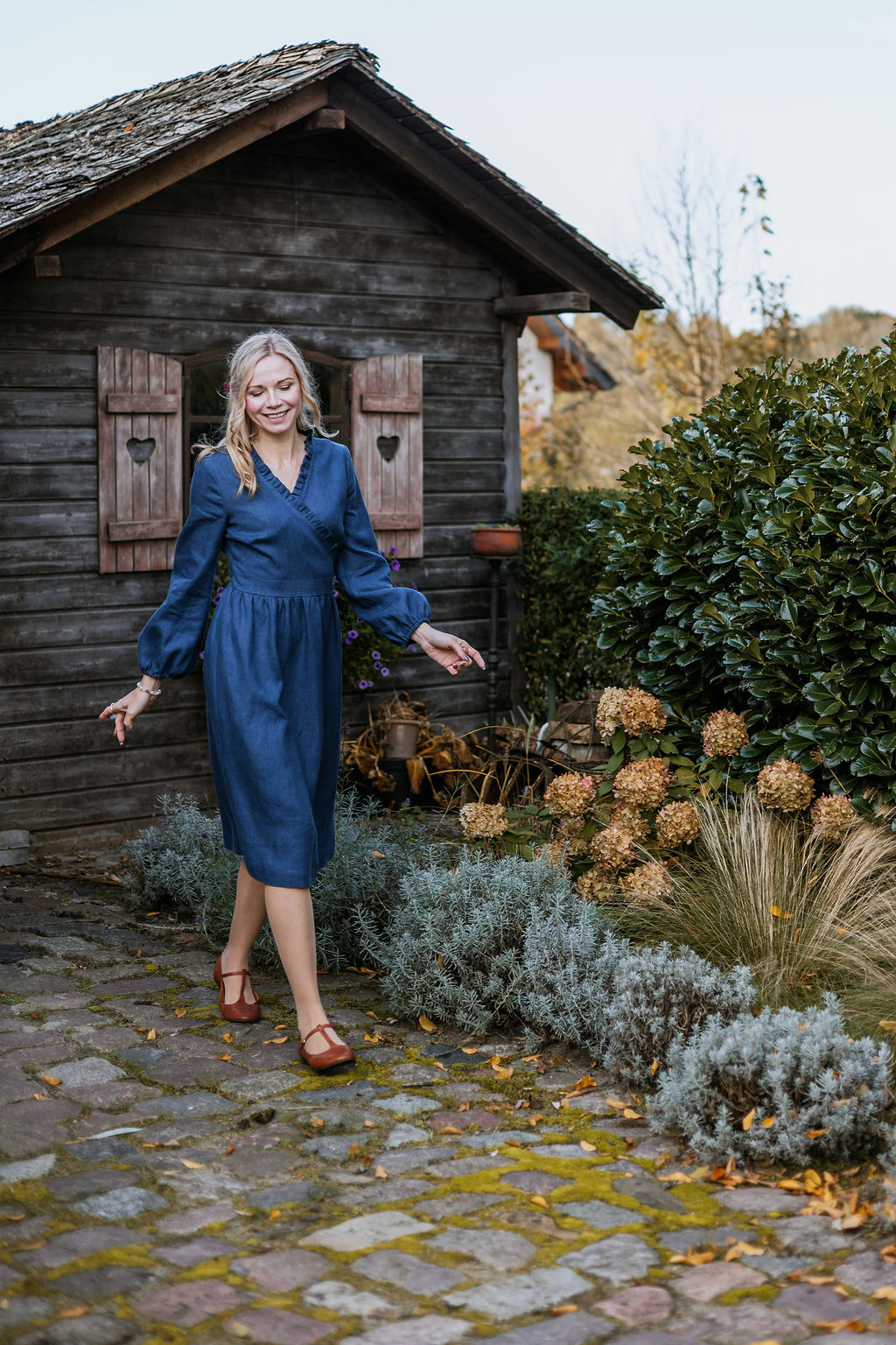 Lniana sukienka kopertowa ZOE z falbanką - kolory - obrazek 4